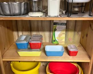 Vintage kitchenware, including Pyrex.