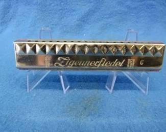 Lot 76. Zigeunerfiedel tremolo harmonica in the key of C. Some reeds don't sound.
