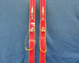 Lot 269. Vintage child's downhill skis. Great cabin decor. 47"