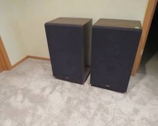 Lot 139. A pair of Fisher speakers 18"W x 32"H x 15"D