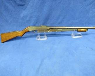 Lot 26. Daisy #25 pump BB gun with good compression