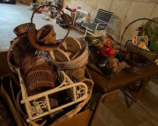 baskets, folding table
