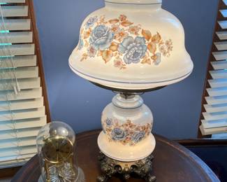 Vintage GWTW Style Cream Glass Painted Flowers Hurricane Parlor Brass Table Lamp