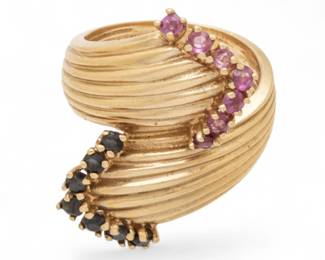 Lot 56
Gold Reeded Ring, Sapphires Size 5 3/4 1960, 11 g 1 PC