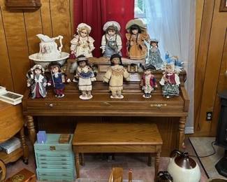 Piano and dolls