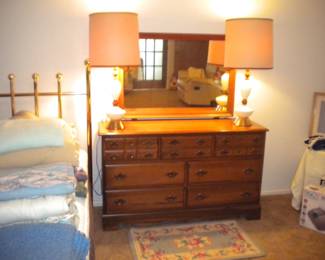 Dresser , mirror  and 2 Hobnail lamps . Complete queen bed