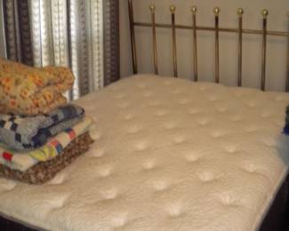 Queen bed   complete