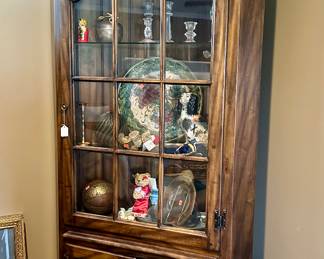 Corner curio