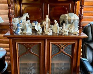 Gorgeous cabinet w/beautiful floral etched glass doors - pictures don’t do justice for a beautiful this piece is 