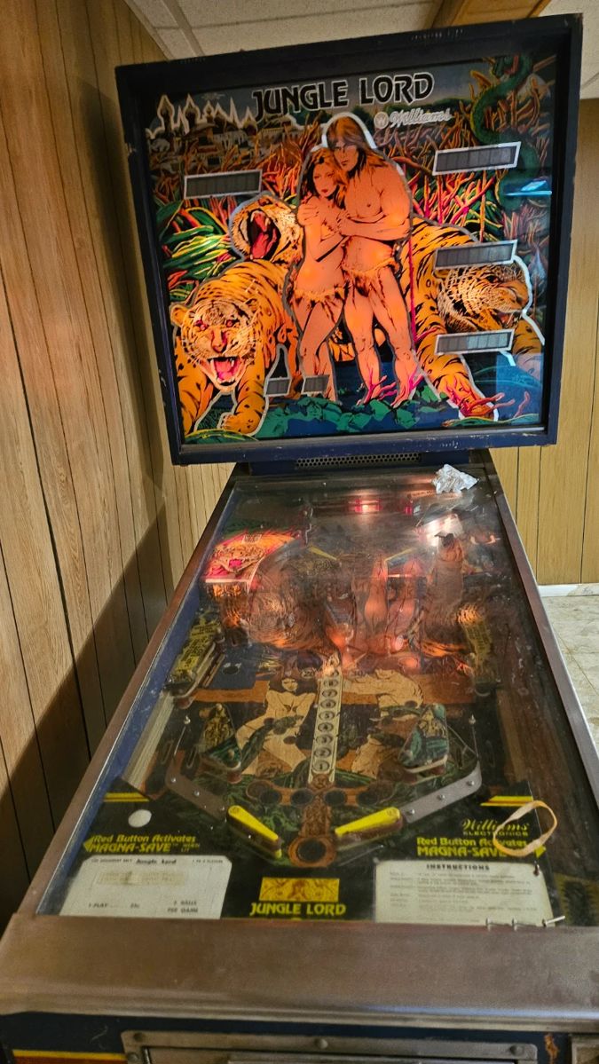 Pinball machine turns on. All the manuals are there with it.