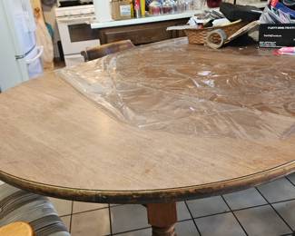 Dinner table with 2 leafs.