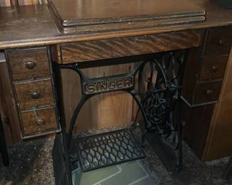 Antique Singer Sewing Machine in Wooden Cabinet 