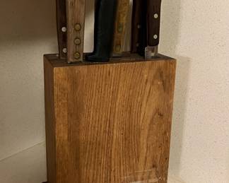 Lot 329 | Knife Block w Vintage Knives Santoku Chopping
