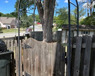 METAL ARCHED GARDEN ARBOR