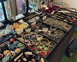 LARGE SELECTION OF VINTAGE COSTUME JEWELRY
