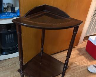 Corner table