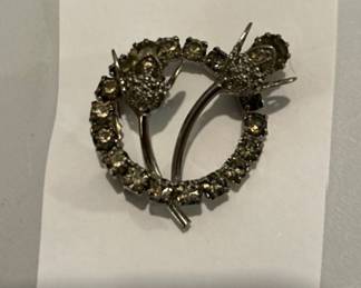 Vintage Juliana aurora borealis brooch. Beautiful.