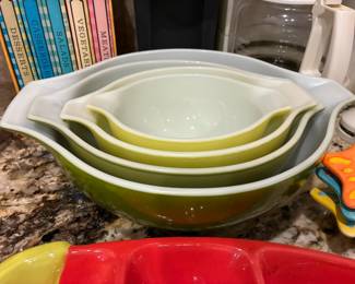 Pyrex nesting bowls