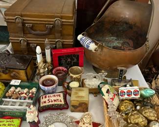 Antique copper coal shuttle with Delft handles
