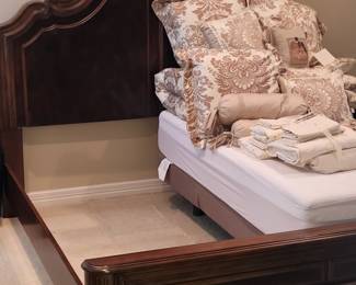 Pulaski King Bed Frame
Tempur-Pedic twin mattress bed