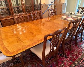 	#17	Henredon Natchez Collection Dining Table with 8 Chairs and 2 leaves  76"-124"x45"x28"	 $550.00 	