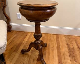 	#32	Round Table 17"x29"	 $80.00 				