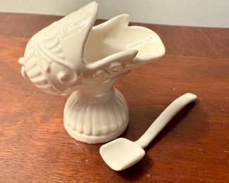 Sugar Scuttle with Scoop 