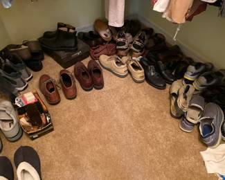 Nice quality men’s shoes size 13. Name brands
