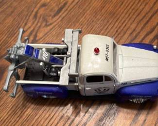 1940s Style Tow Truck Diecast Model