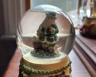 Santa Claus Snow Globe