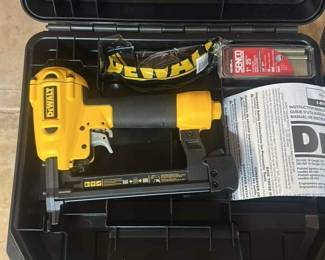 DeWalt D51422 Gauge Narrow Crown Stapler