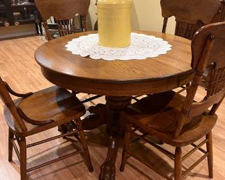 42" Antique Oak Table with Lion Head and ball & claw feet./ 5 Chairs