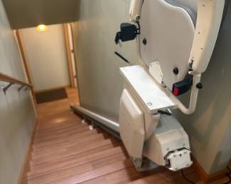 ⭐️ THESE ITEMS FOR PRESALE ONLY ⭐️ 
Really great Acorn stair lift and residential aluminum ramp  

Aluminum ramp Is a 4x4 ramp at door plus 11 feet of ramp and 18" transition molding 

Buy them both and save! 

Ramp is $2100 
14 stair Lift $1800

We take card payment 😊