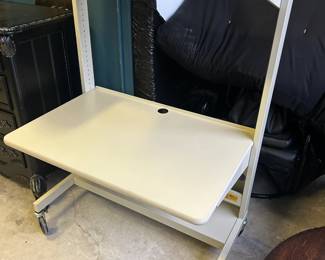 Rolling computer desk