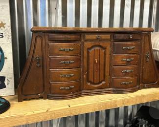Wooden jewelry box