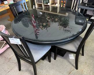 Table w/4 chairs