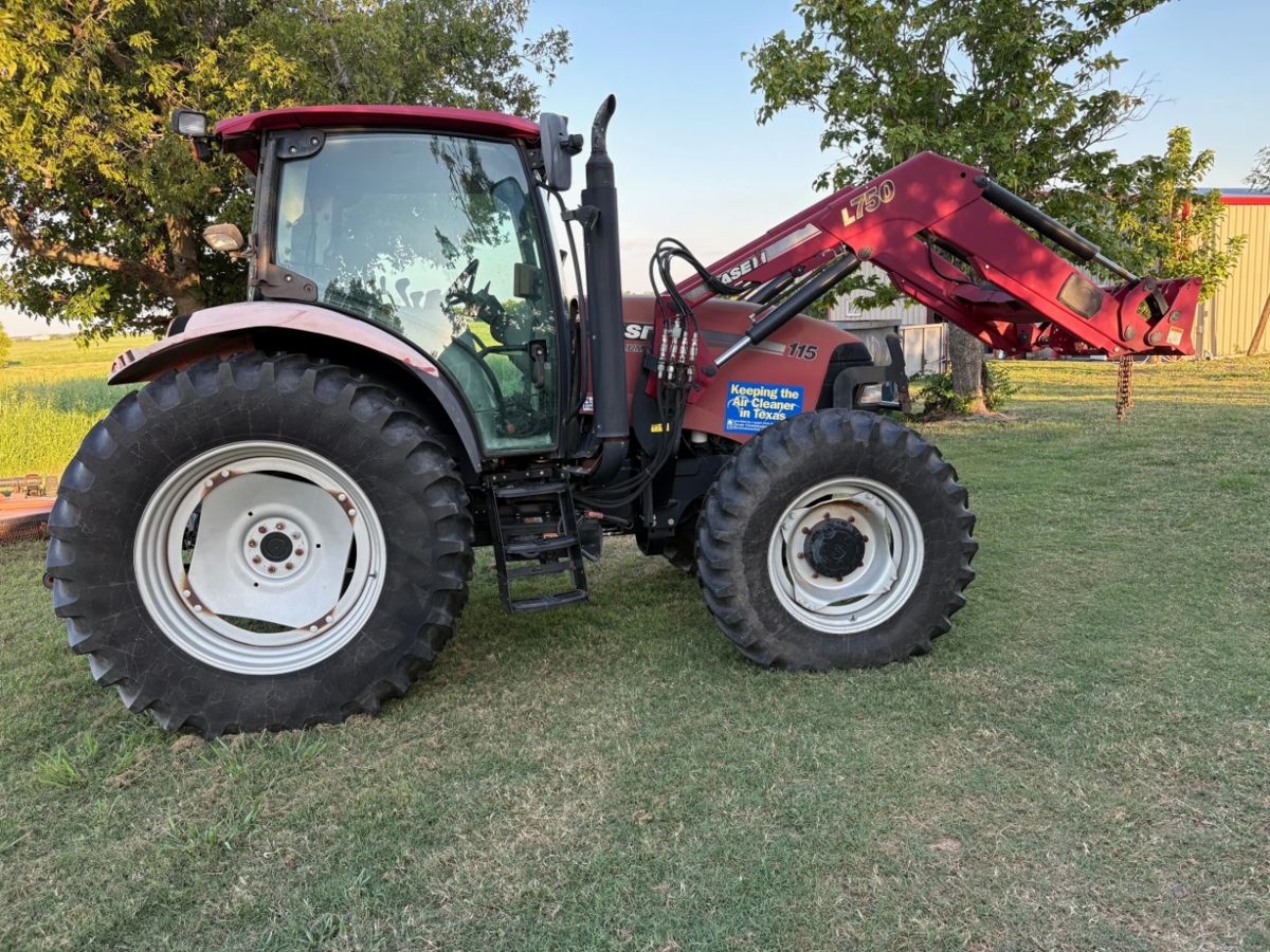 2008 CASE IH 115 MAXXUM 4X4 WITH BOX BLADE AND ROUND BAIL LOADER. ONLY 5,300 HOURS FANTASTIC RUNNING TRACTOR WITH AC AND BRAND-NEW BATTERY.