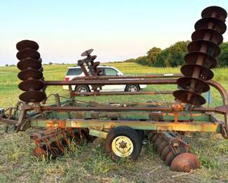JOHN DEERE, 235 TILLAGE.