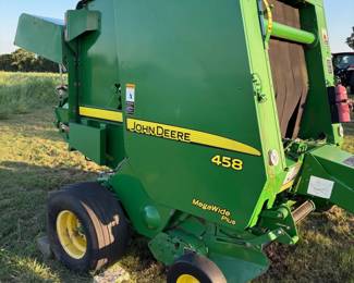 JOHN DEERE 458 MEGAWIDE PLUS ROUND BAILER. EXTREMELY LOW USE.