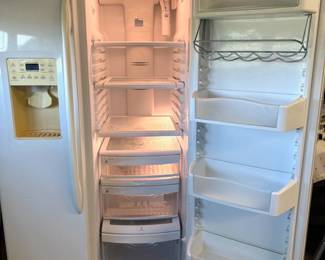 SIDE BY SIDE GE PROFILE REFRIGERATOR FREEZER WITH ICE MAKER AND WATER DESPENSER. 