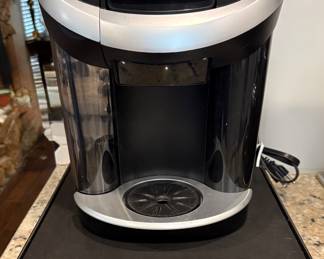 KEURIG COFFEE MAKER, POD HOLDER. 