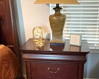 ONE OF TWO MATCHING HAVERTY'S NIGHT STAND WITH HIDDEN DRAWER.