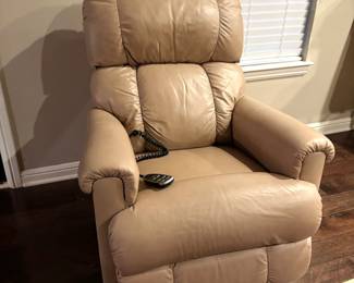 WONDERFUL LEATHER LA-Z-BOY ELECTRIC RECLINER.
