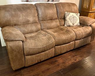 FULL SIZE LEATHER COUCH WITH ELECTRIC END RECLINERS.