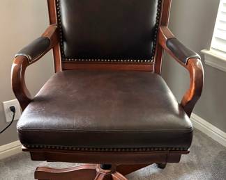 WONDERFUL LEATHER EXECUTIVE DESK CHAIR.