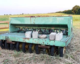 JOHN DEERE 9300 GRAIN DRILL.