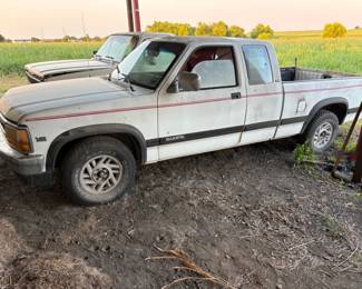 RARE SOUGHT AFTER 1992 DODGE EXTENDED CAB TRUCK WITH 318 ENGINE ONLY MADE I THINK 3 YEARS.