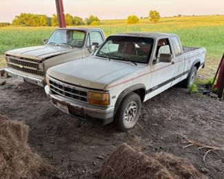 RARE SOUGHT AFTER 1992 DODGE EXTENDED CAB TRUCK WITH 318 ENGINE ONLY MADE I THINK 3 YEARS.