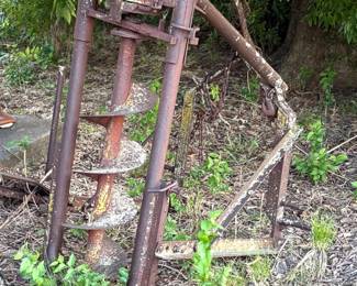 ANTIQUE AUGER, POST HOLE DIGGER.