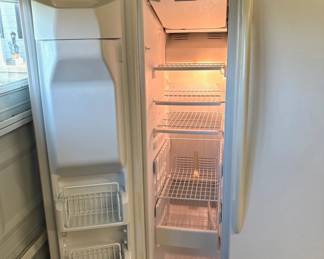 SIDE BY SIDE GE PROFILE REFRIGERATOR FREEZER WITH ICE MAKER AND WATER DESPENSER. 